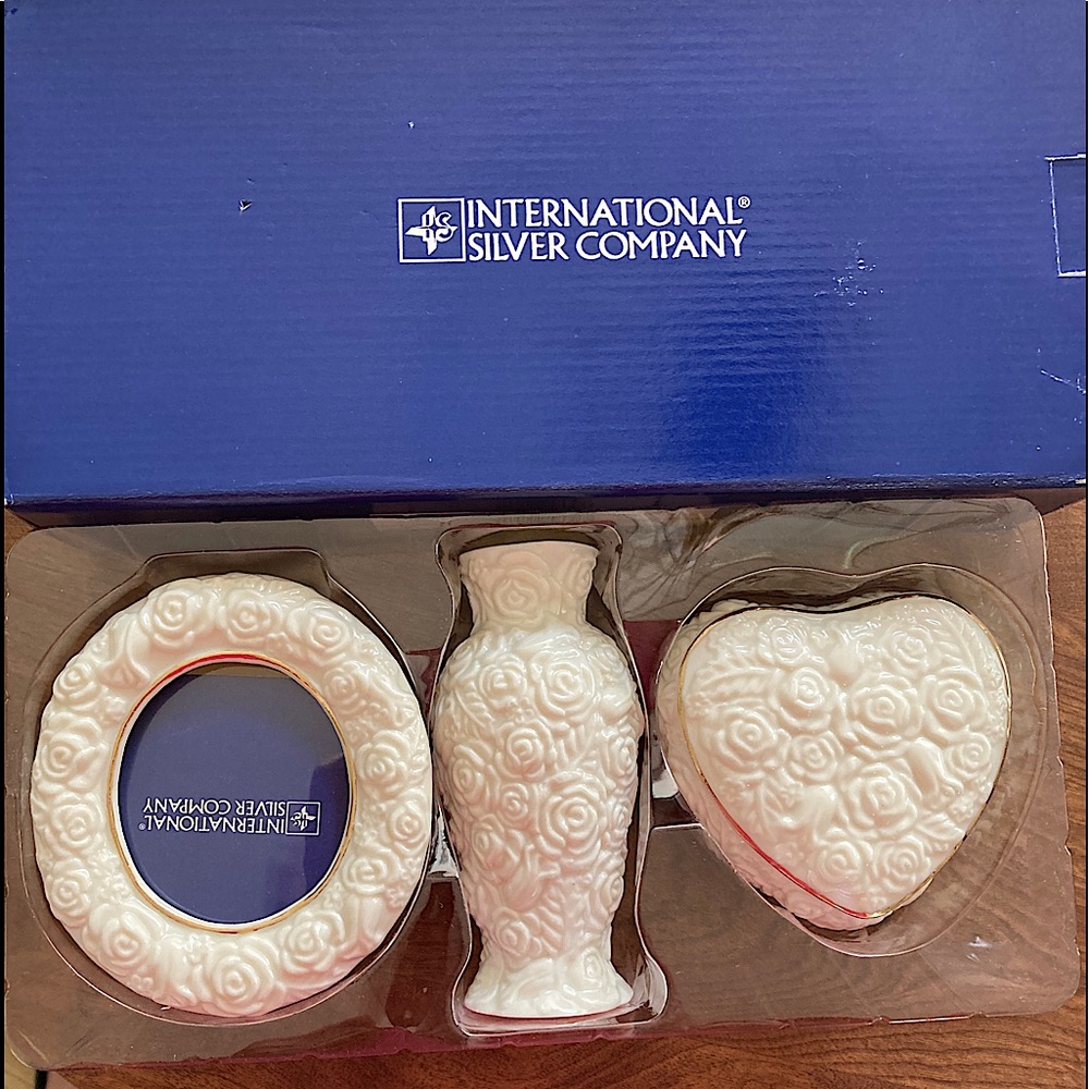 NWT  International Silver 3 pc Vanity Set Ivory White Porcelain